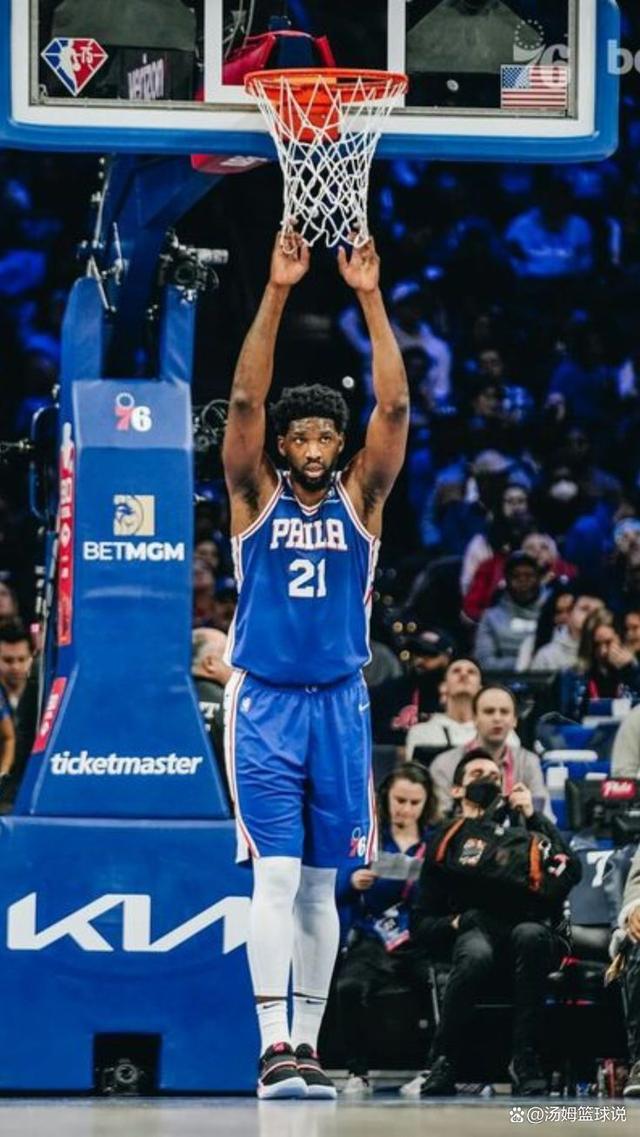 76人遭遇老鹰重压，恩比德摔倒不倒