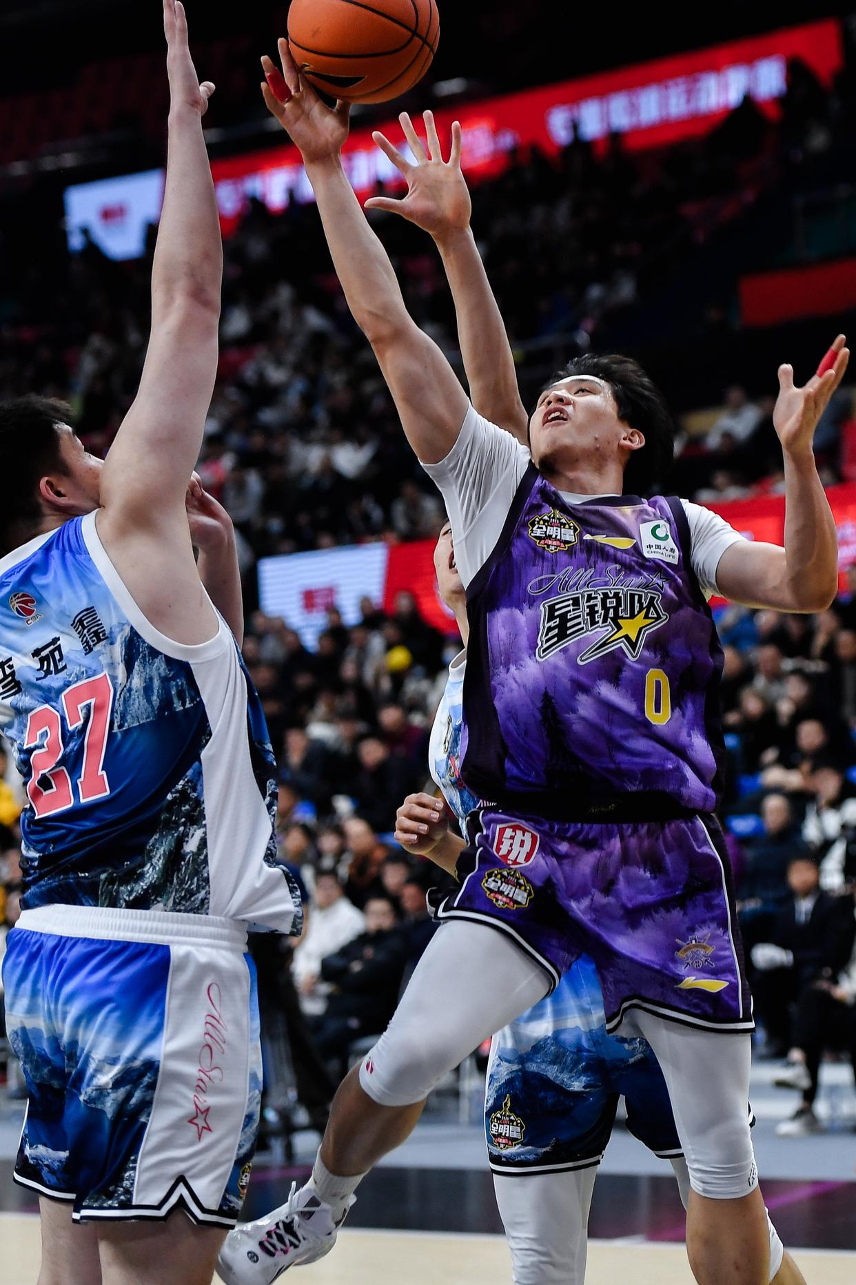 关于球员奋力拼搏，篮球比赛引爆观赛热度的信息