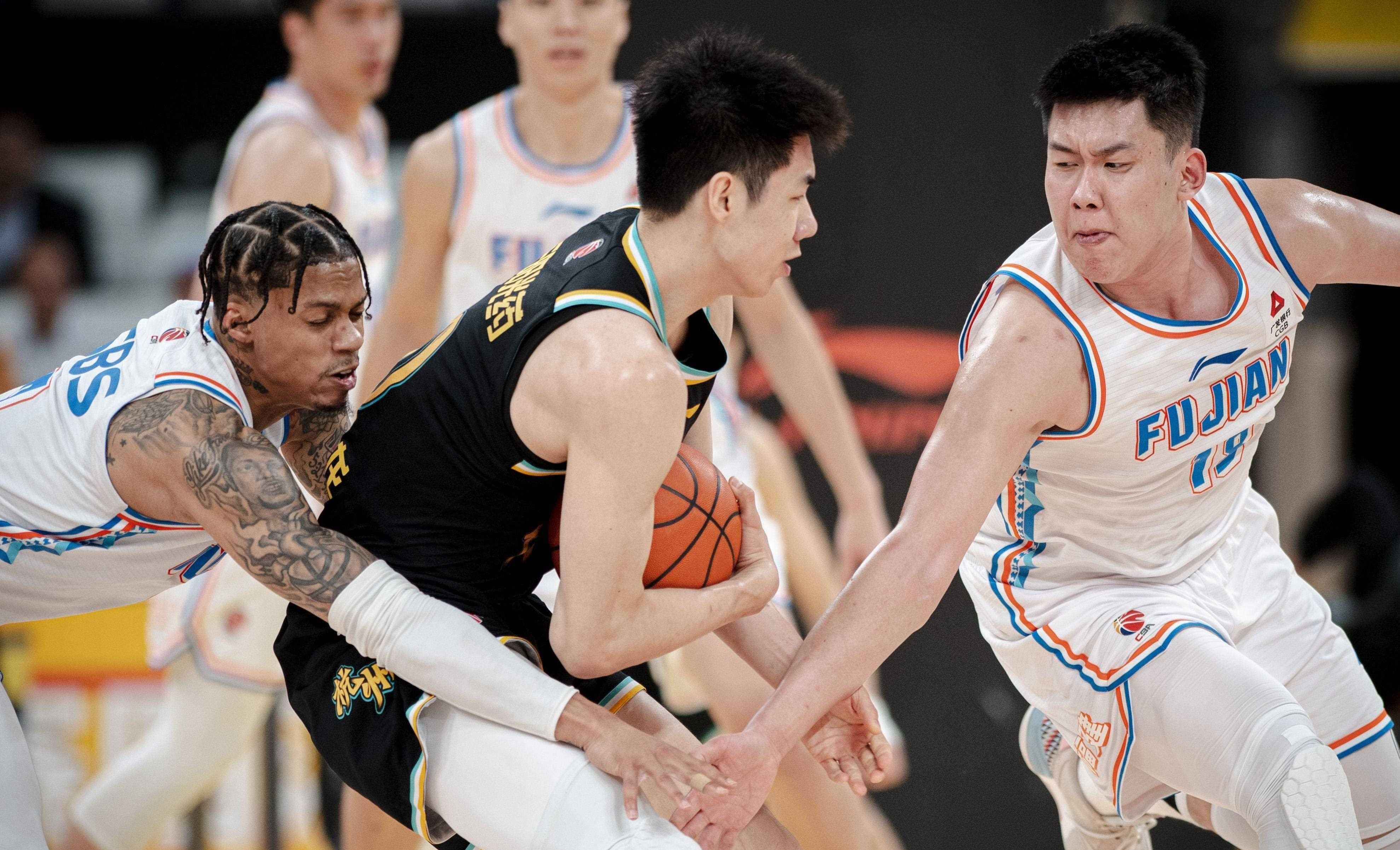 篮球赛事竞争激烈，球队实力尽显