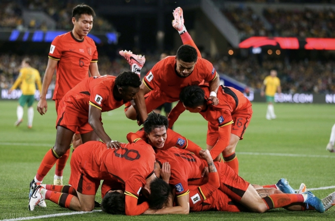 边锋活跃在场上，创造多次机会助攻队友进球的简单介绍