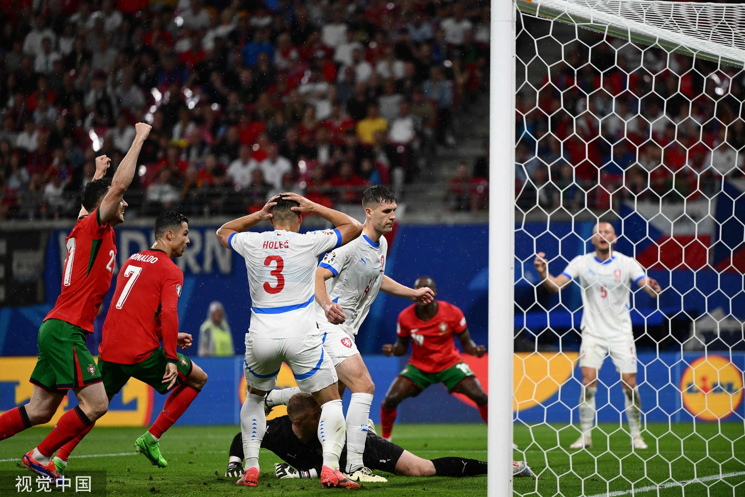 捷克队在比赛中获得意想不到的胜利晋级