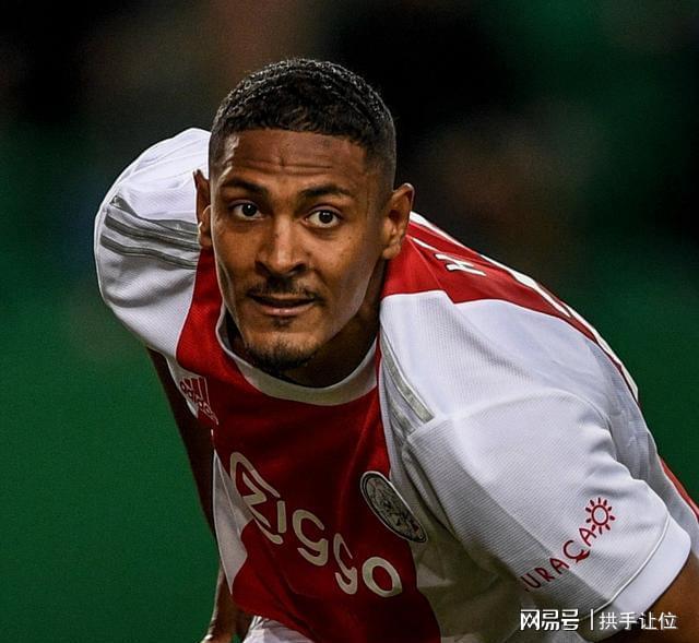 阿贾克斯客场大胜，连胜领跑小组