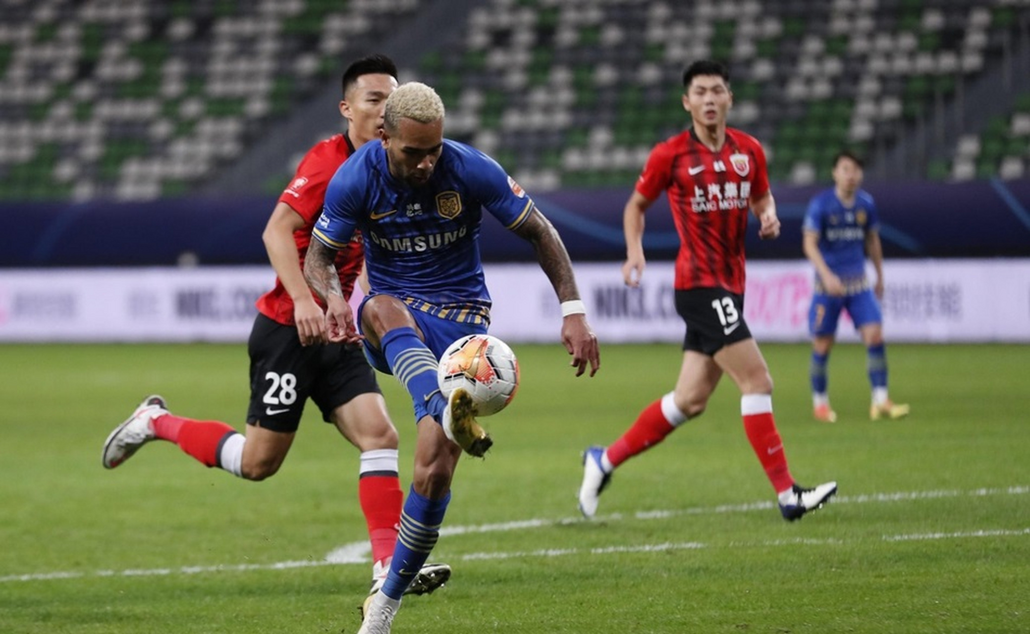 包含苏宁失利于上港，出线前景莫测的词条